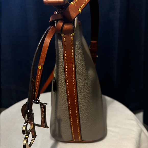 EUC Dooney & Burke Pebble Grain Small Zip Sac - Taupe- perfect condition - Picture 5 of 15